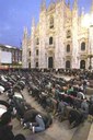Preghiere islamiche davanti al Duomo di Milano: polemiche e divisioni.