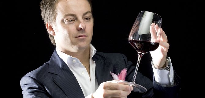 Foto di Luca Gardini con un calice di vino rosso